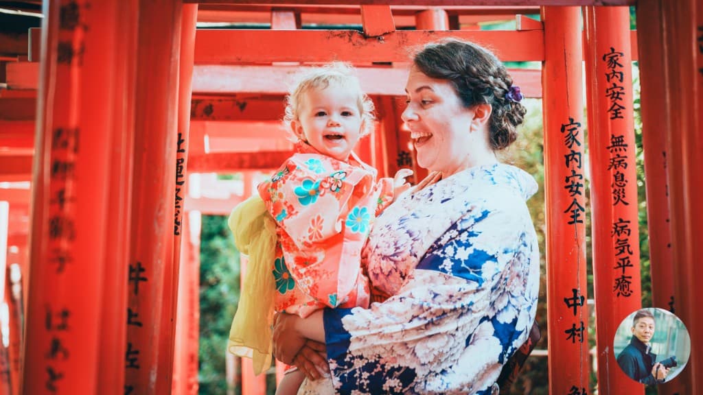 朱色の鳥居の参道で、和装の親子が笑顔で写る明るく彩り豊かな作例